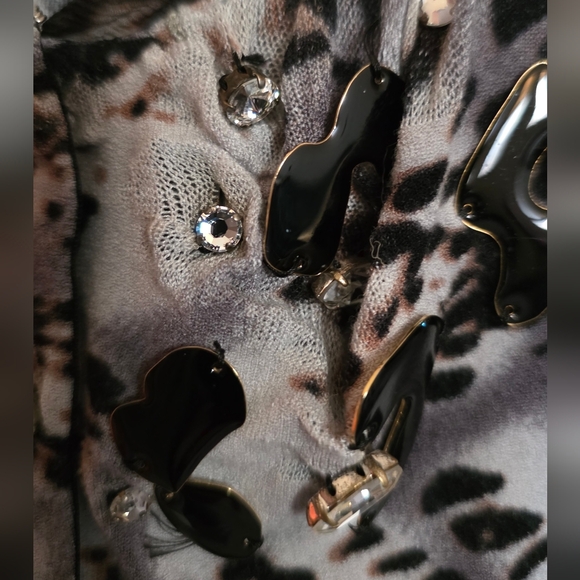Elegant Leopard Print Button-Down Shirt - Picture 2 of 8